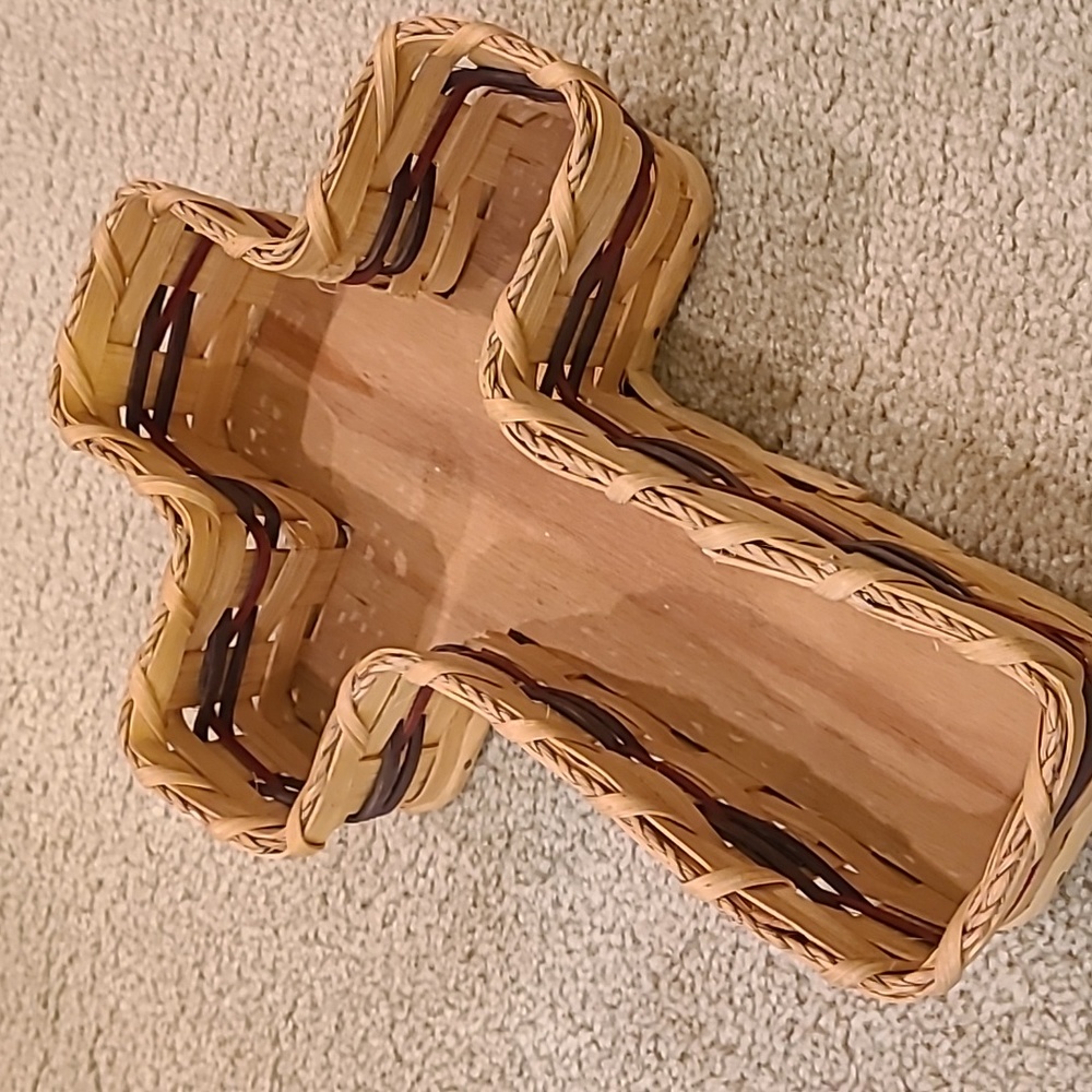 Vintage Hamdmade Cross ✝️ Basket - Picture 3 of 6